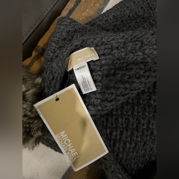 Michael Kors nitted scarf with furry pompoms - Picture 3 of 5